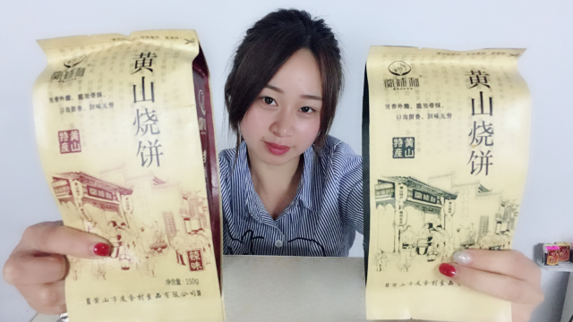 美女试吃“黄山烧饼”，第一次吃安徽特产，好像梅菜扣肉！