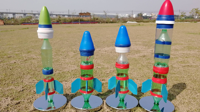 以前没见过，用废旧汽水瓶制作的火箭，直飞50米再用降落伞回收