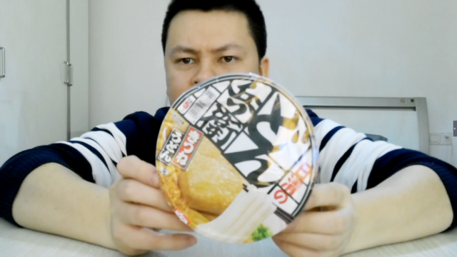 试吃日本省“乌冬面”, 第一次见泡面里还有这么大一块豆腐的