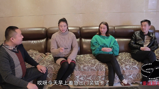 同学聚会争相炫富，引来老板关注，服务员的话却让同学们纷纷离场