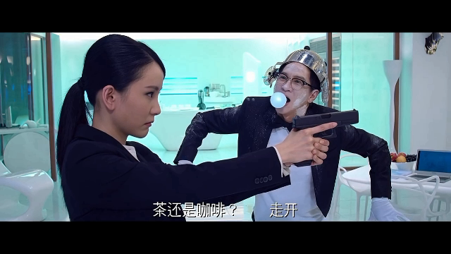 澳门风云2：小马哥变身机器人出场，学傻强喷火救场，厉害