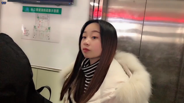 小妹去重庆打卡“长江索道”，人太多了，30元一次值不值？