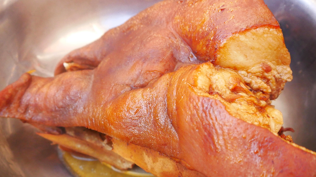 大叔教你卤猪头肉的做法，几十年的老经验，学到就是赚到