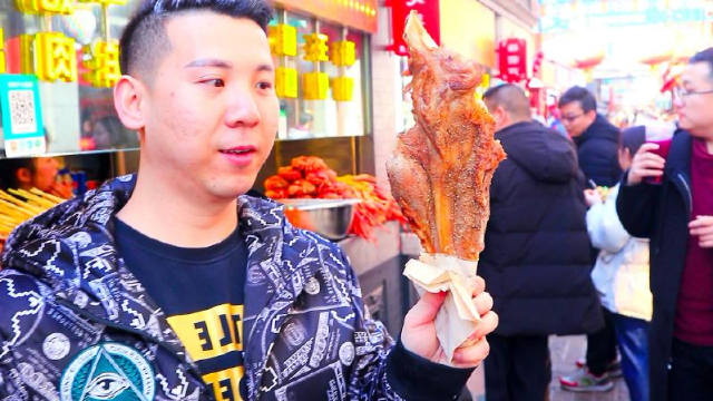 北京王府井小吃街，里面的美食太多了，吃了一条街好吃的