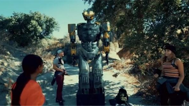 山寨版《大黄蜂,机器人凭一己之力大战丧尸,打飞外星飞船