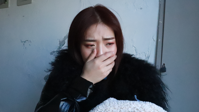 前妻上门借钱，前夫不借只给她一件破棉服，半路打开后前妻感动了