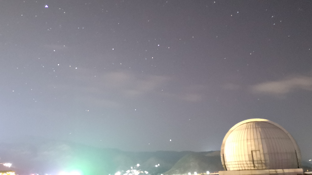 抚仙湖天文台太阳望远镜圆顶与星空