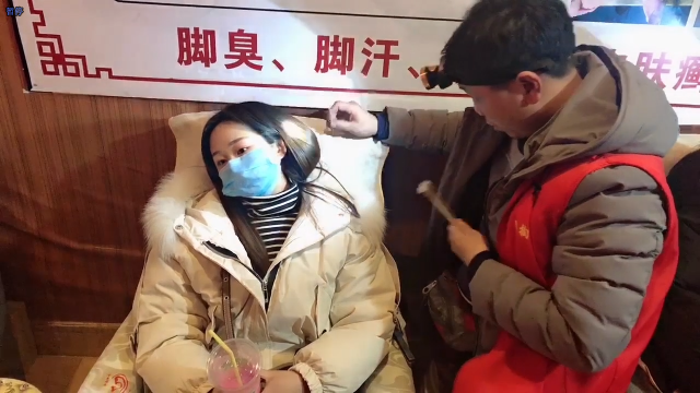 妹子去重庆磁器口玩,花30块钱体验掏耳朵绝技