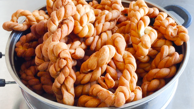 年味美食香酥麻花，一搓一拧一条，外酥里软，又甜又香，一看就会