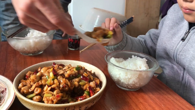做了道宫保鸡丁吃，浇到米饭上，看孩子的吃相我都馋了