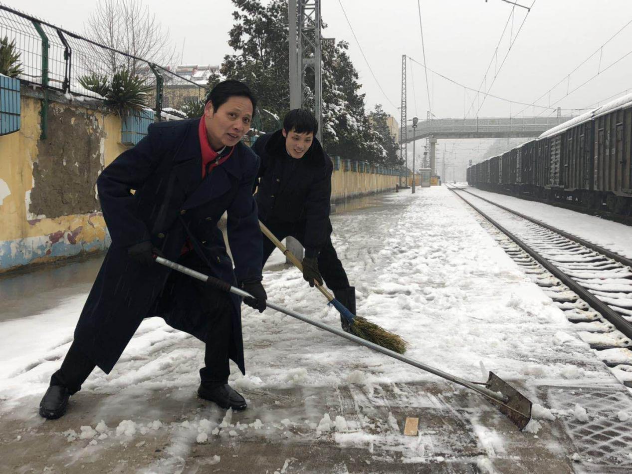 新县站父子齐上阵,共战爆风雪,清扫站台积雪 __凤凰网