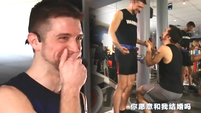 健身教练如常上动感单车课，没想到男友号召全家人策划了一场求婚