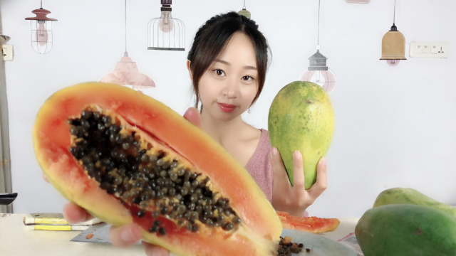 妹子试吃“红心牛奶木瓜”，这么大的木瓜，一个我就吃饱了
