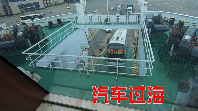 去海南自驾游是没有跨海大桥的，汽车火车都是靠船轮渡过去的