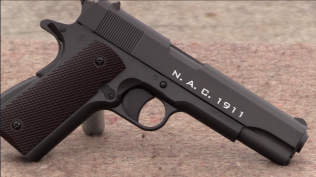 玩具版M1911手枪，这加弹方式也太特别了吧