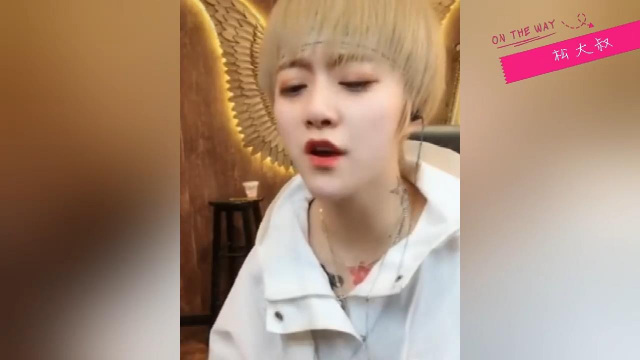 又一位“烟嗓”女网红，实力不输M哥，重点是造型很别致！