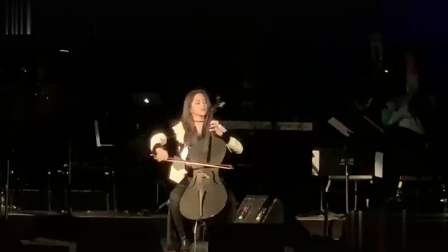 欧阳娜娜现身伯克利春节迎新音乐会 英语流利表演大提琴闪闪发光