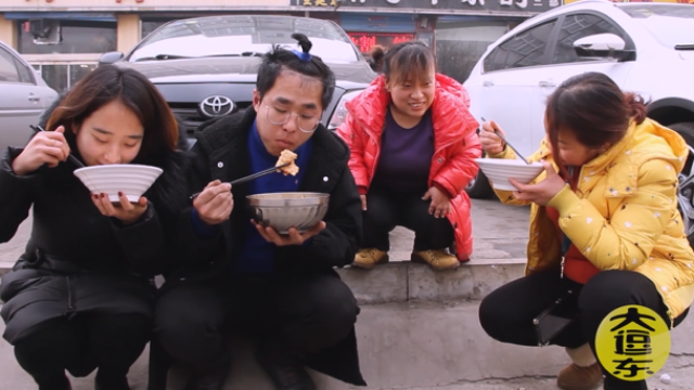 一家四口饭店吃饭,吃饱喝足结账时套路玩的一个比一个