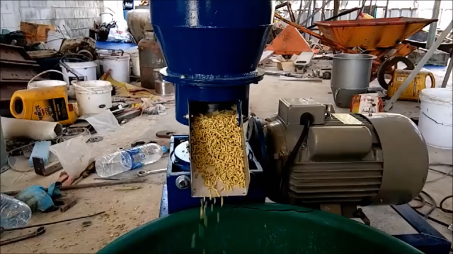 动物饲料颗粒机，添加玉米和玉米叶制作营养美味的颗粒饲料