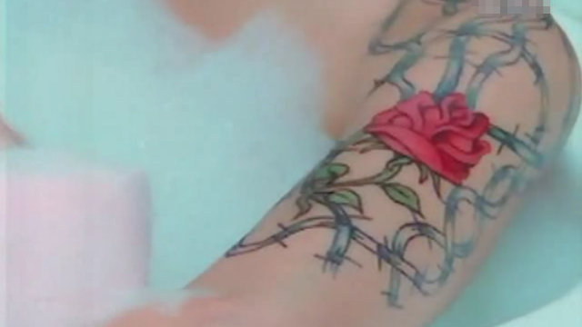 女孩为前任做了可怕的纹身，只要现男友拥抱她，就会把他刺伤