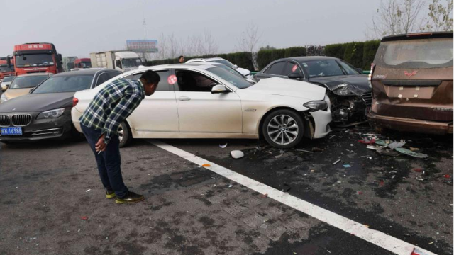 安徽高速30余车连环相撞事故已致18人死亡