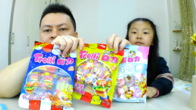 试吃超丰富的橡皮糖，有汉堡、奶牛、可乐、薯条等等