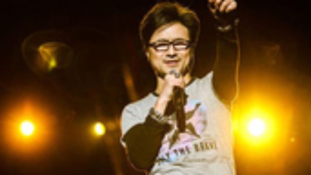 汪峰《在雨中》“在这场淅沥沥哗啦啦纷纷扬扬的雨中，我们还……