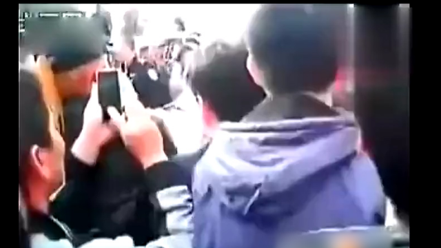 实拍抢小孩挖器官的人贩子，被群众当街围打！人贩子畜生不如！