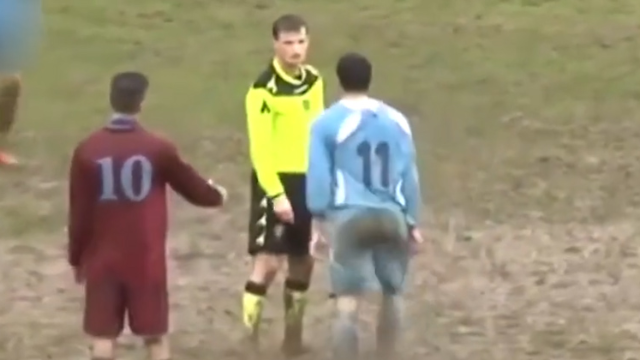 足球运动员在球场上的尴尬瞬间，最后一个裁判员都乐了