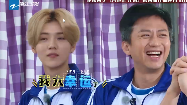 扎心了老铁，陈意涵问邓超白头发是不是染的，郑恺说是少年白