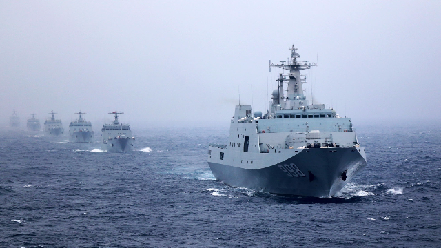 中国出动2万吨巨舰参加多国军演 相比之下美舰都显娇小