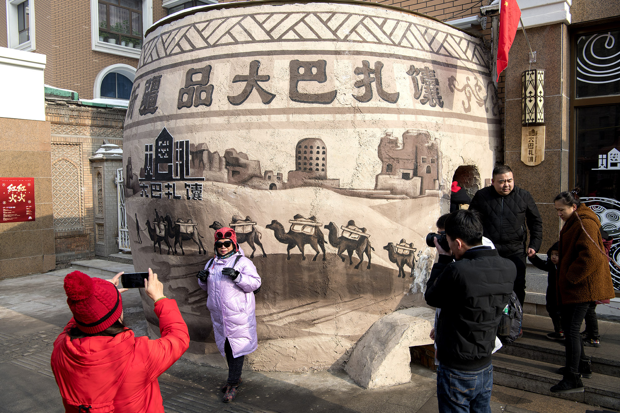 乌鲁木齐大巴扎步行街舞龙舞狮闹新春