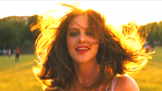 小伙被甩后获得超能力，能够使时间静止，还得到了一个新女友