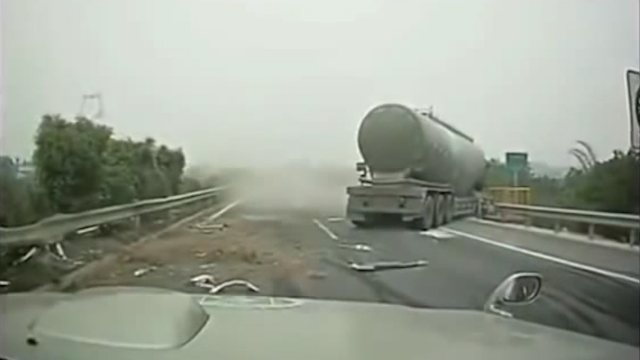 【惊险交通事故合集】油罐车，看着都吓人 还是离远点