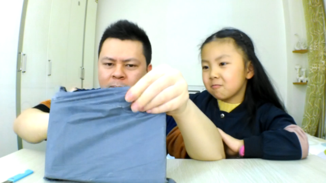 试吃收到一本神奇的“答案之书”，所有问题都可以给出答案？