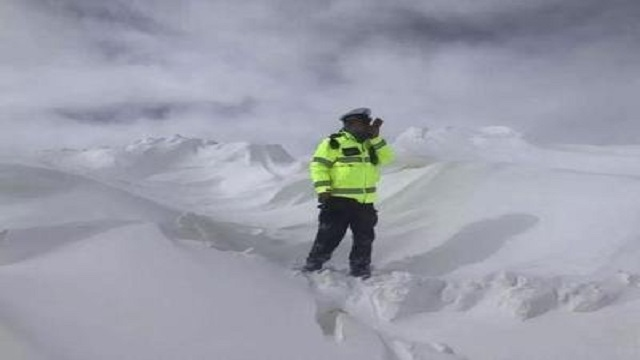 青海高速积雪厚达8米 警察清雪48时