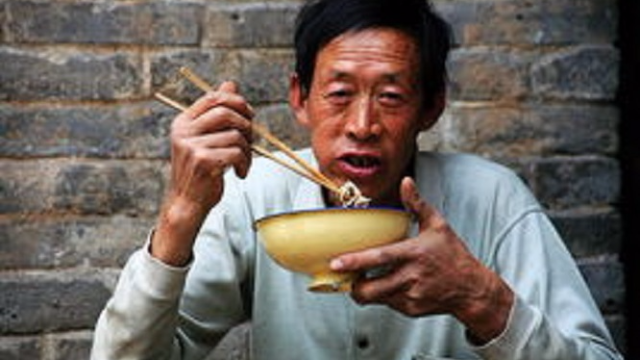 农村俗语“手不扶碗穷一世，抖腿耸肩霉三代”啥意思？有道理吗？