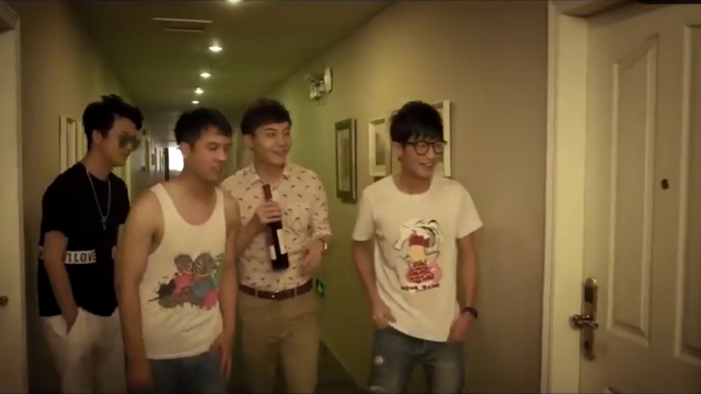 美女只让一个男人进房间共度良宵,三个小伙子