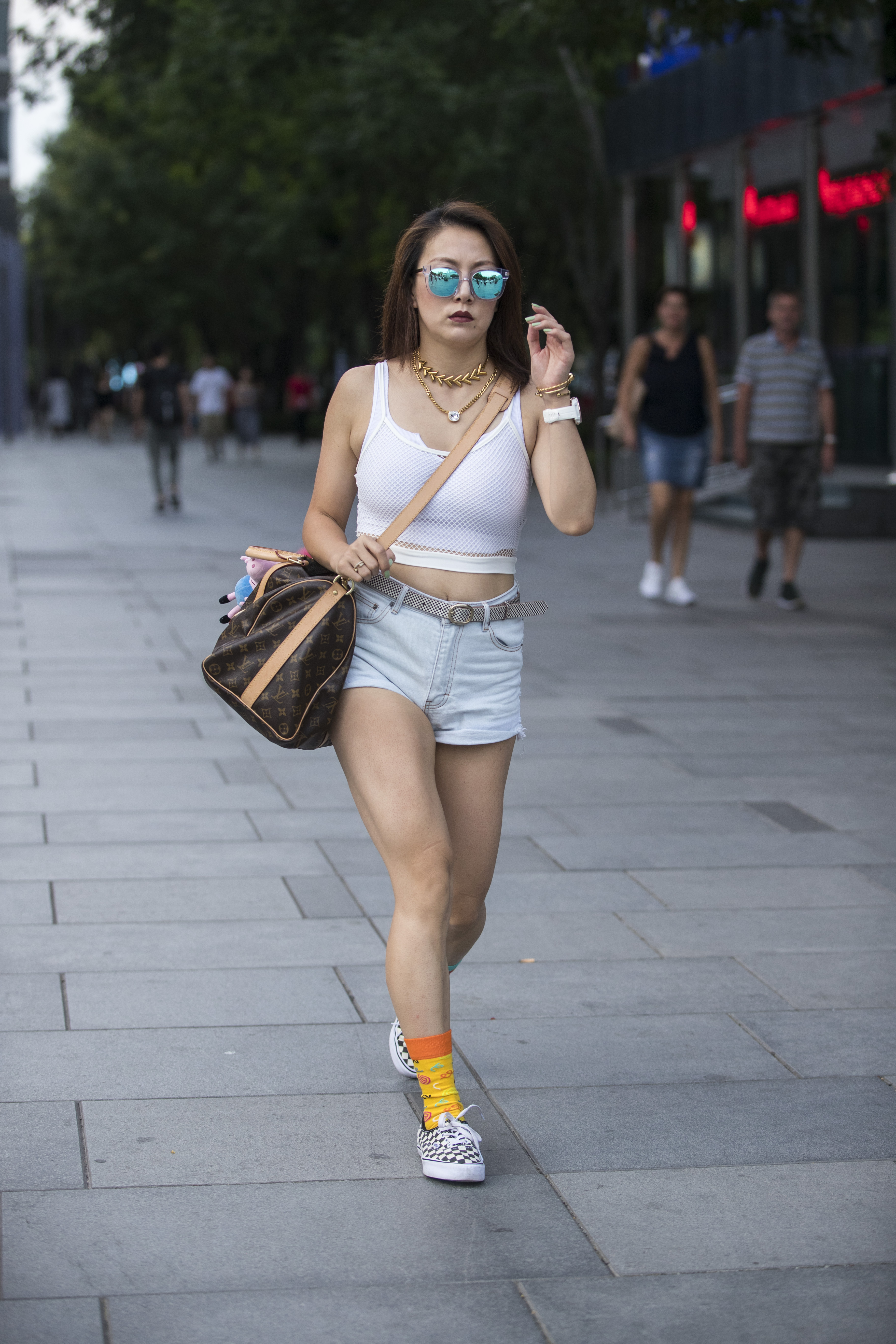 三里屯街拍,穿鞋千万别外露背景,太好看啦袜子女生大海朝面图图片