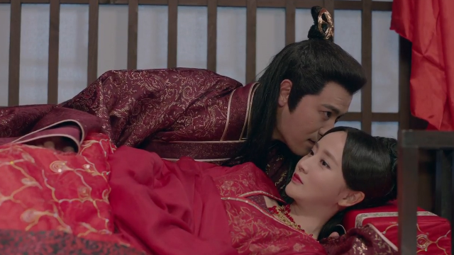 情侣在床上做这种羞羞的事情 突然男人的这个吓了她一跳