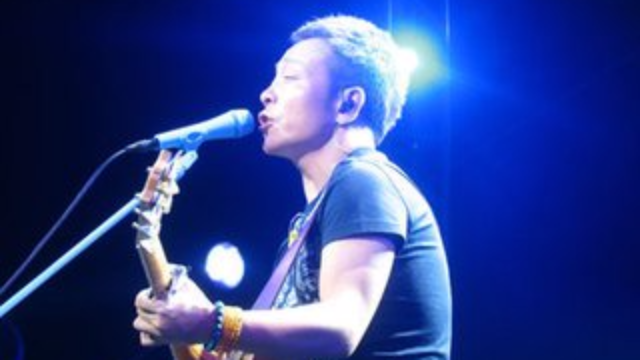 许巍《世外桃源》美人你一直是我的春天，你是我生命中的世外桃源