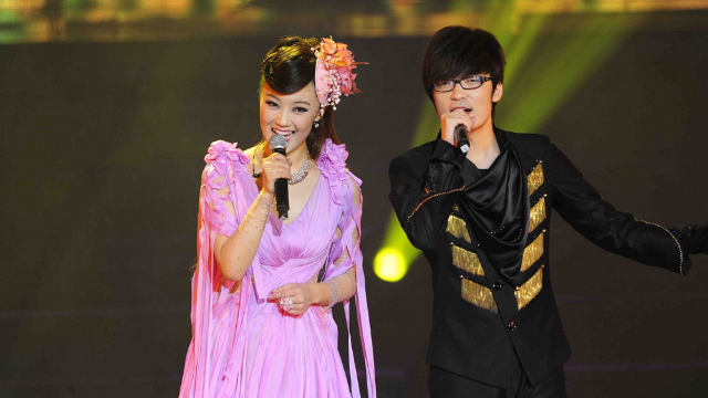 曾比凤凰传奇还红，因车祸从“兄妹”变夫妻，如今成了这般模样！