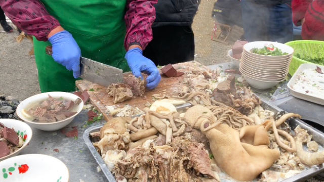 山东露天大锅羊肉汤，一碗20元，羊肉羊杂摆一堆，顾客围着买