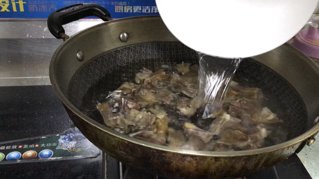 不管炖什么肉，万万不能直接焯水，第一步很关键，不然肉又柴又腥