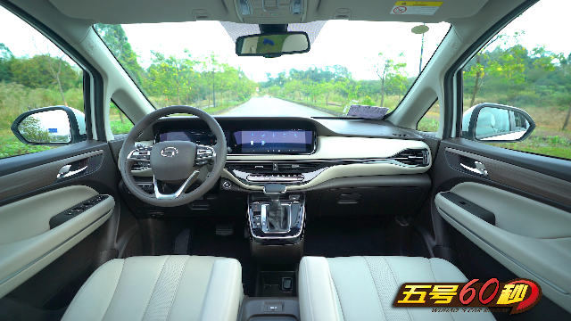 【五号60秒】这台广汽传祺GM6的前排空间怎么样?