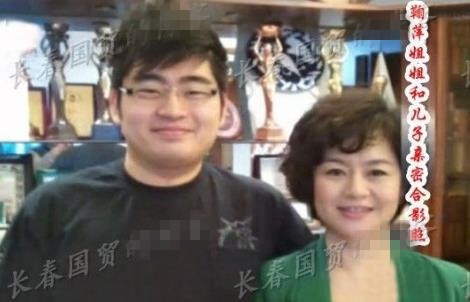 央视主持人鞠萍26岁儿子曝光，身材魁梧为人低调