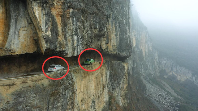 贵州大山里，一条悬崖上的挂壁公路，吓哭不少女司机