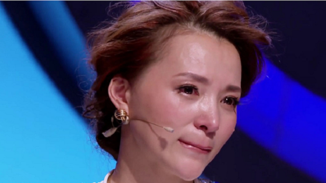 “央视一姐”董卿访谈哭得像孩子，提到父母更是崩溃，到底为什么