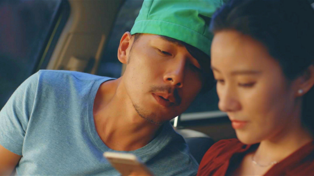 小伙得到一款能隐身的帽子，带上它跟着妻子后，发现了她的秘密