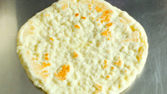 烙发面饼时，只加酵母是大错特错，加“它”大饼又香又软还好吃